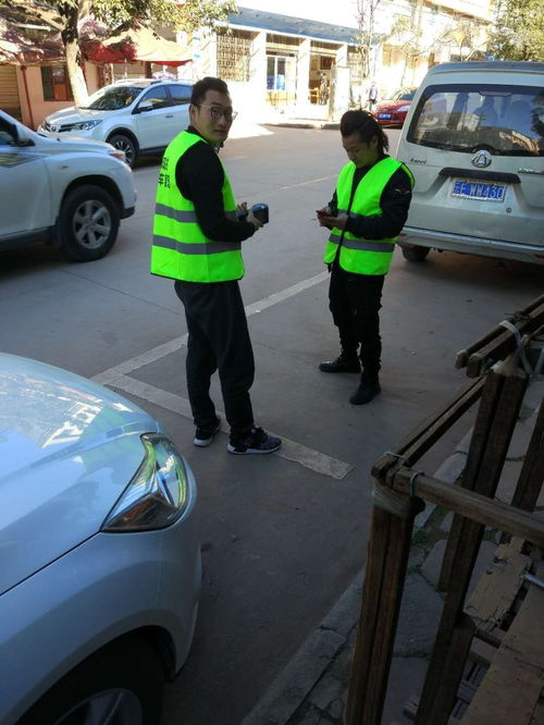 禄劝县智慧停车新体验 手持机收费高效，人性化服务获好评